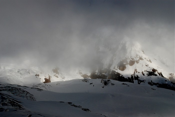 Antisana Sur w ciemnych chmurach