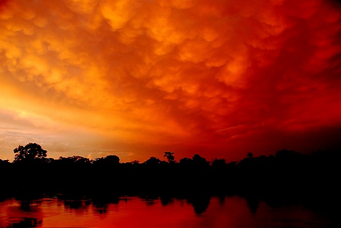 ciezkie niebo nad Amazonka